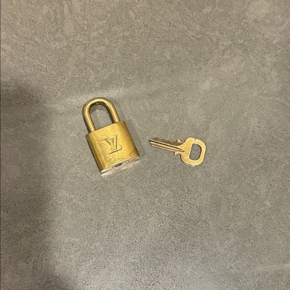 Lv lock and key #300 - Picture 3 of 4